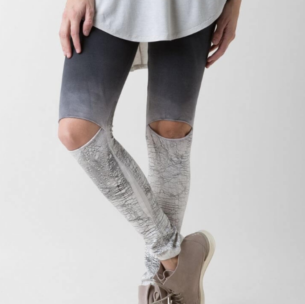✨5/$25✨ T Party crackle print leggings